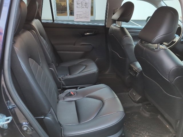 Used 2023 Toyota Highlander XLE image 25