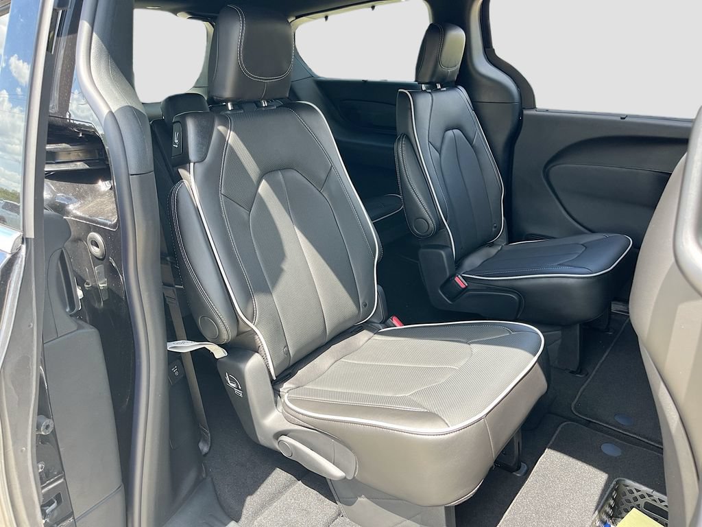 New 2027 Chrysler Pacifica Limited FWD image 30