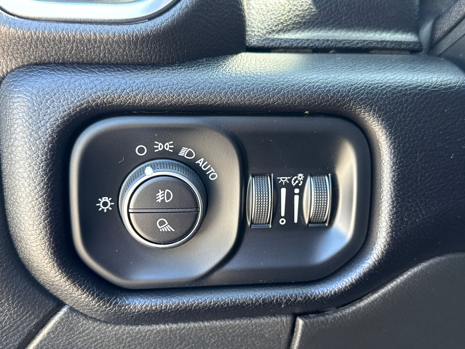 Used 2024 RAM 2500 Laramie w/ Safety Group AWD/4WD image 17