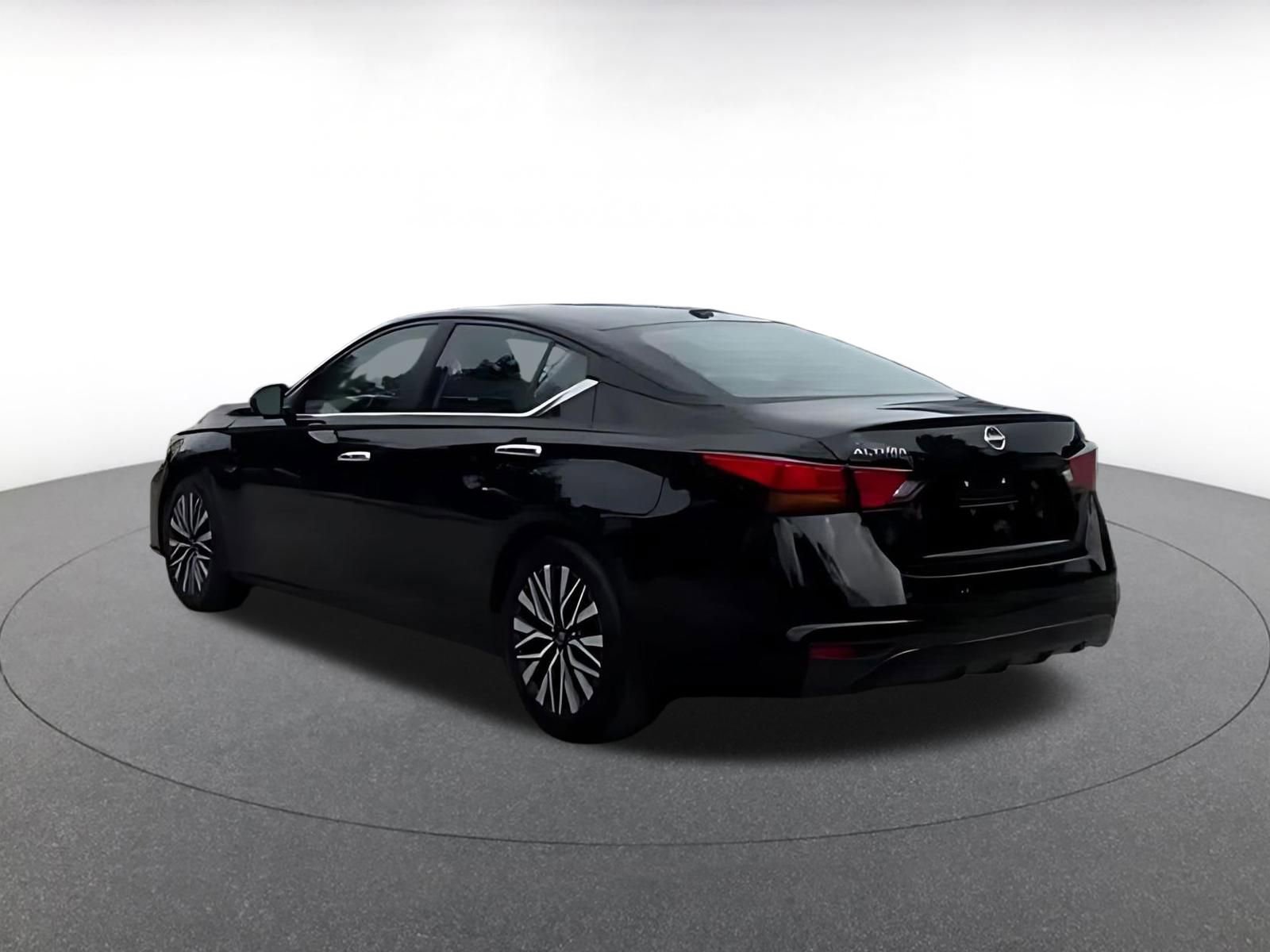Used 2025 Nissan Altima 2.5 SV FWD image 10