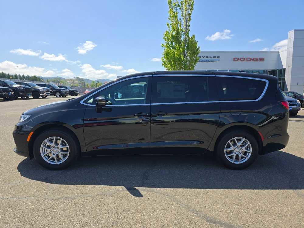 New 2026 Chrysler Pacifica Select FWD image 2