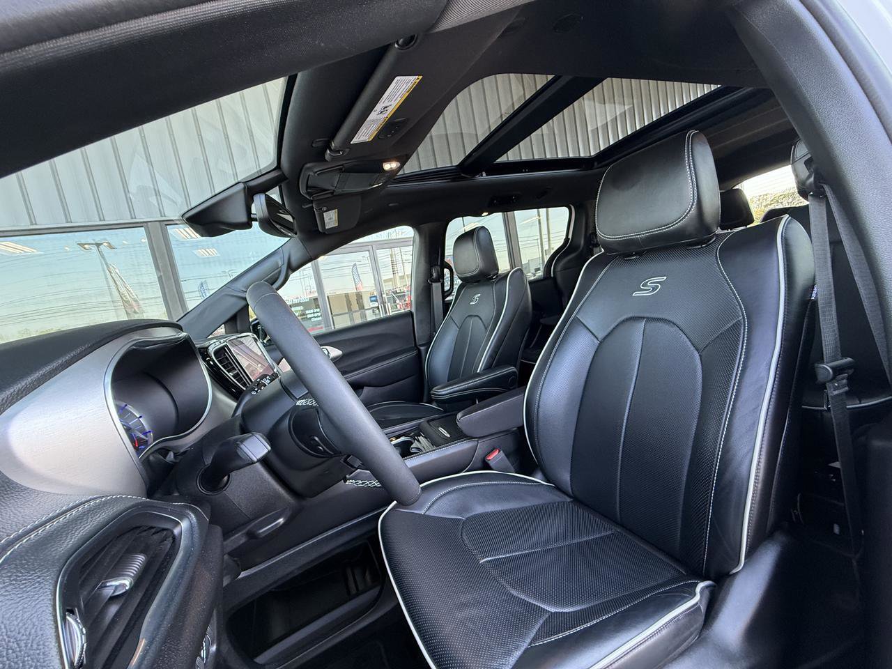 Used 2023 Chrysler Pacifica Limited w/ S Appearance Package FWD image 13
