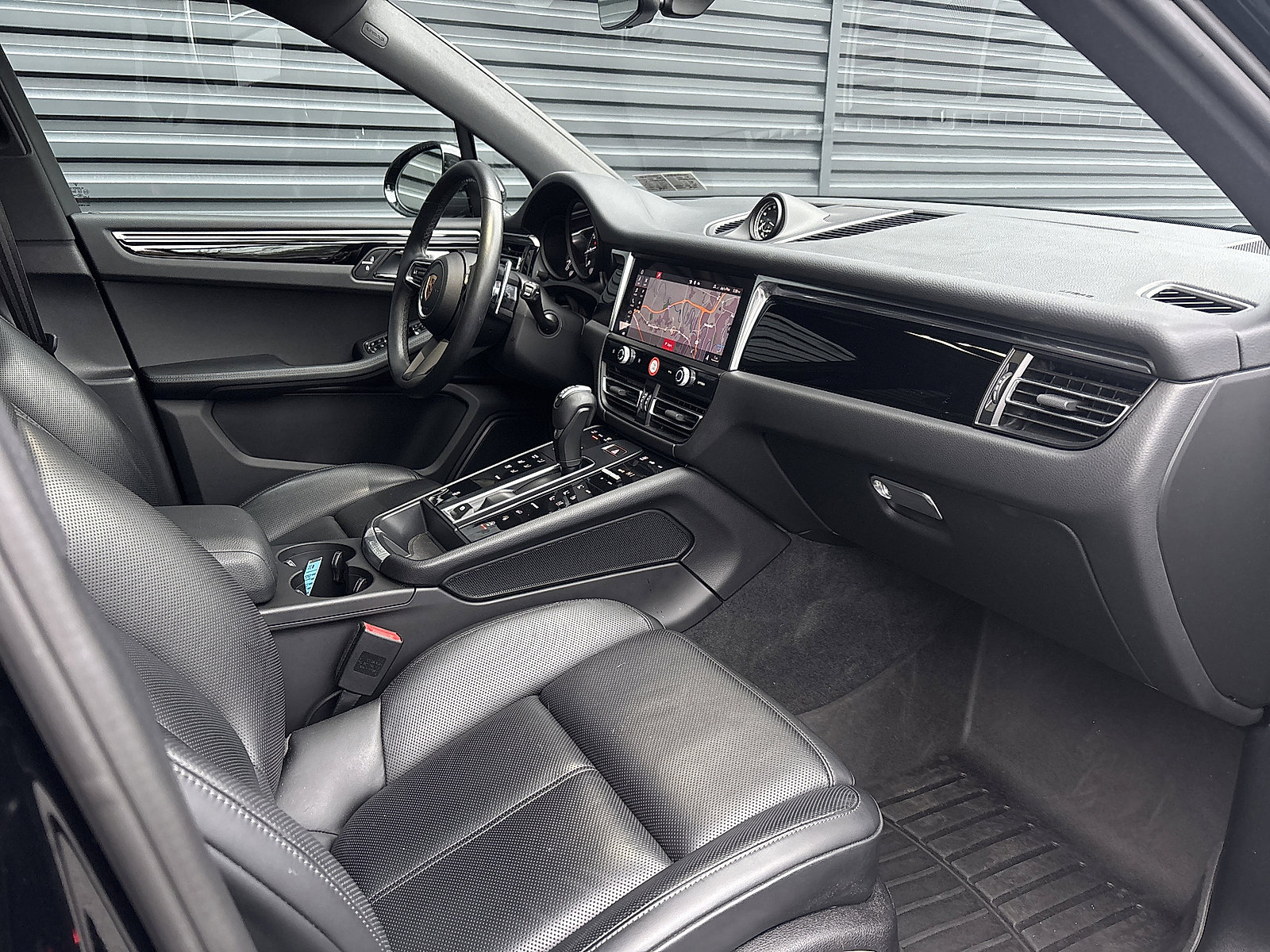 Certified 2024 Porsche Macan image 16