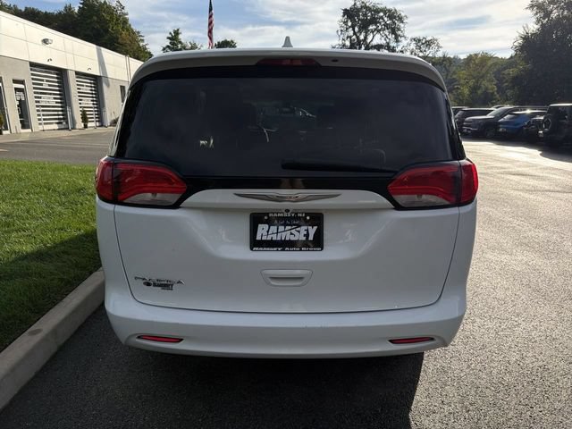 Used 2017 Chrysler Pacifica Touring w/ Tire & Wheel Group FWD image 7