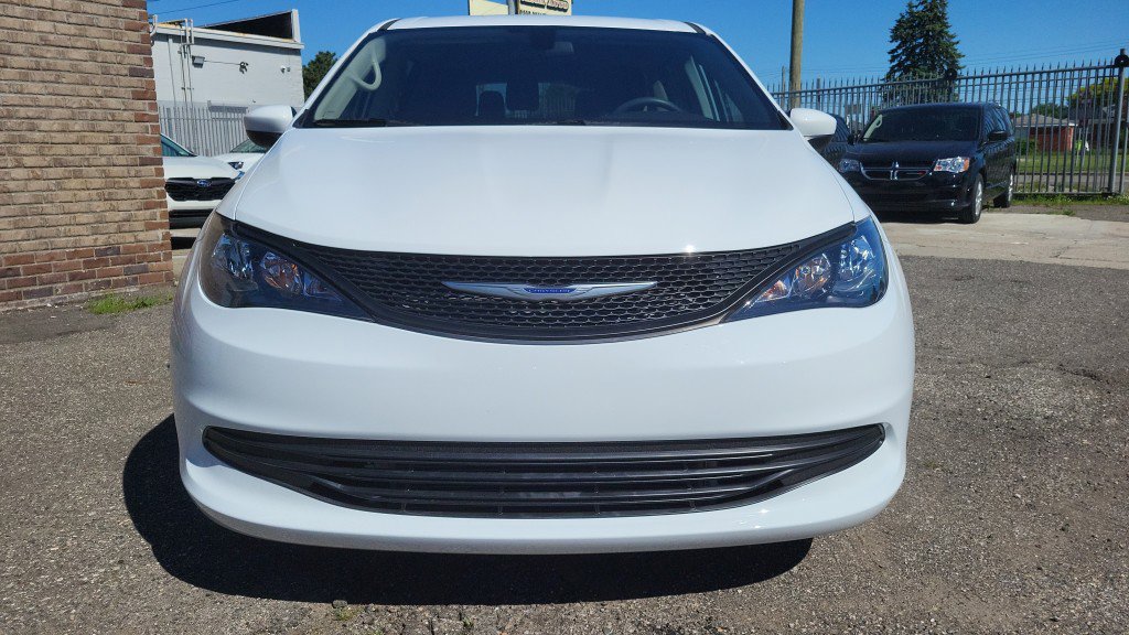 Used 2020 Chrysler Voyager L FWD image 4