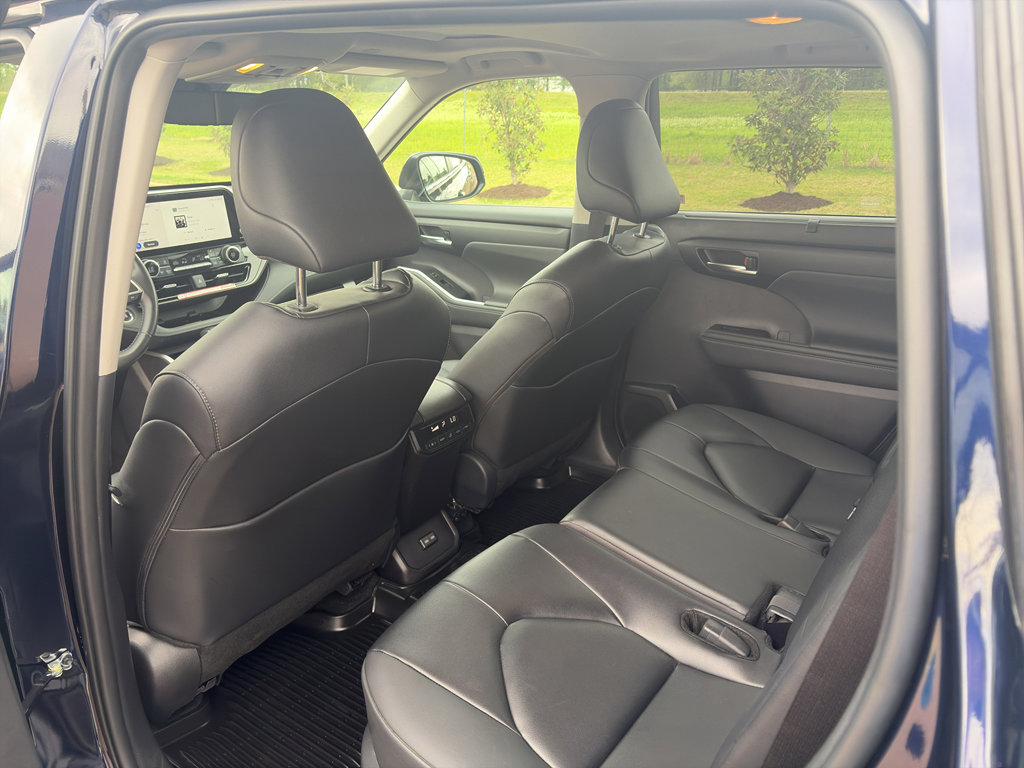 Used 2025 Toyota Highlander XLE image 12
