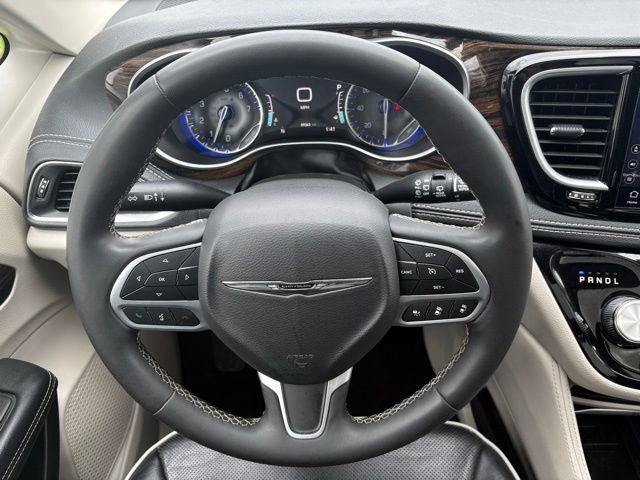 Used 2023 Chrysler Pacifica Limited FWD image 25