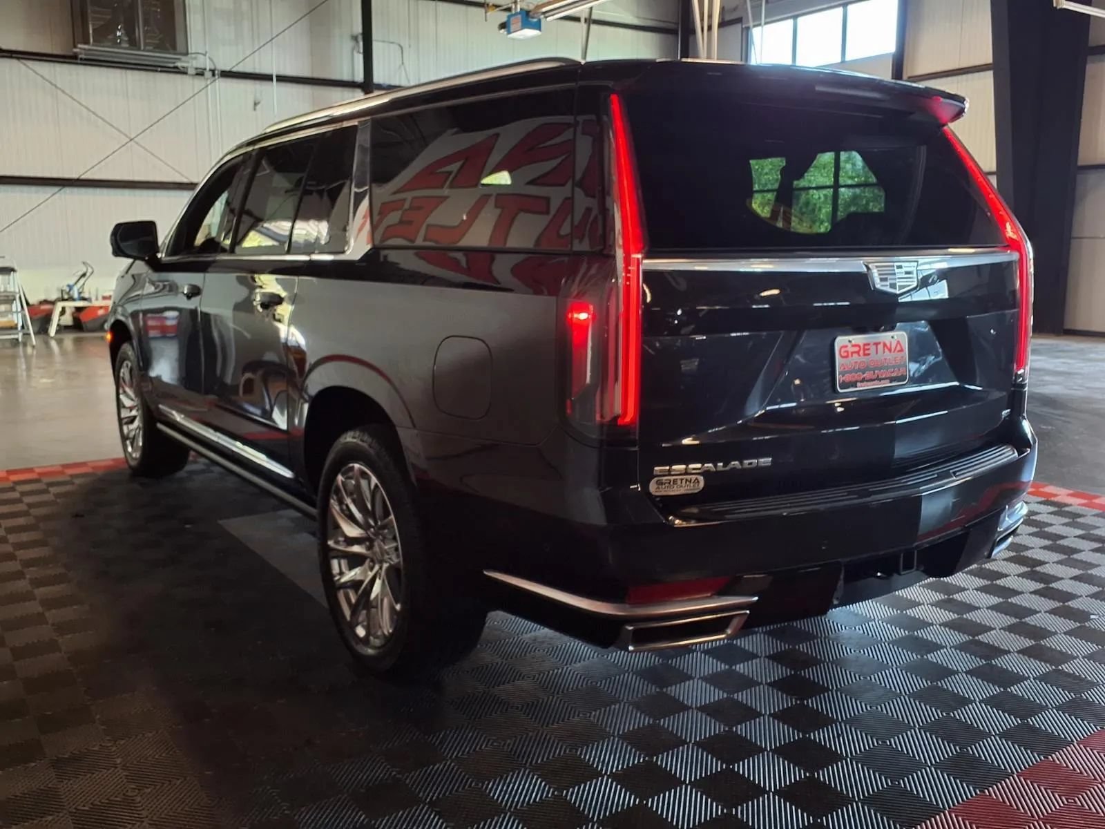 Used 2023 Cadillac Escalade ESV Premium Luxury w/ LPO, Radiant Package AWD/4WD image 5