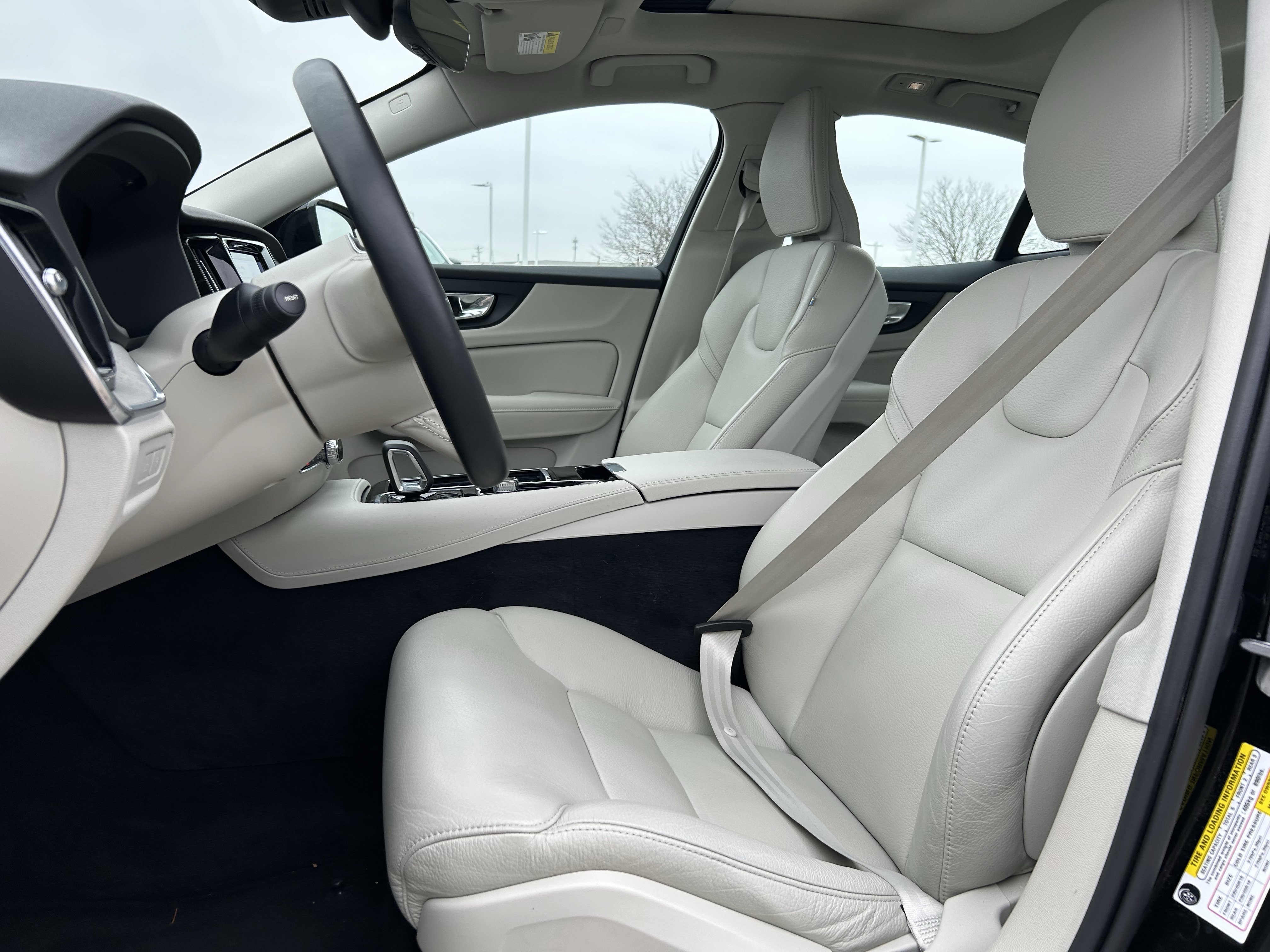 Used 2023 Volvo S60 T8 Plus image 23