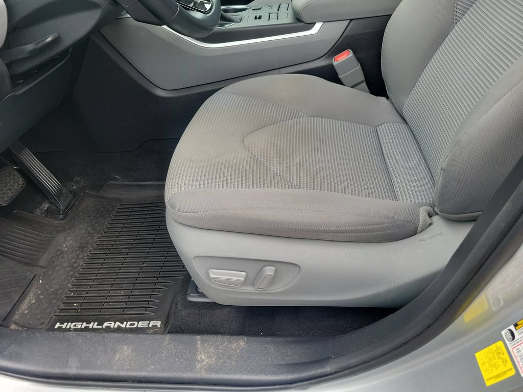 Used 2020 Toyota Highlander LE AWD/4WD image 19