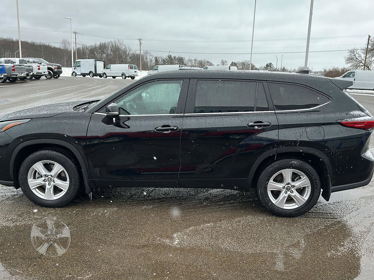 Used 2023 Toyota Highlander LE image 3