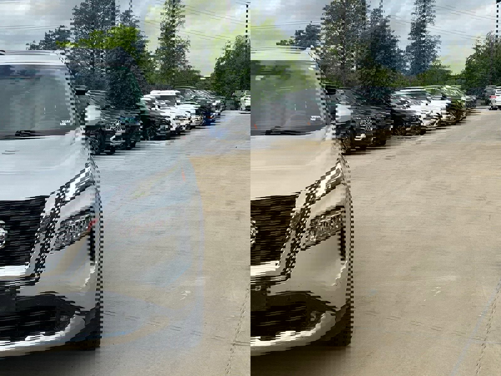 Used 2021 Nissan Rogue Platinum image 3