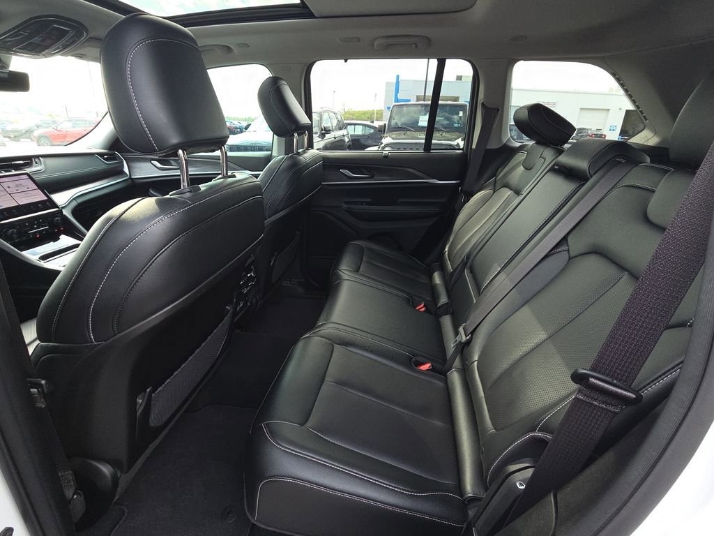 Used 2024 Jeep Grand Cherokee Limited w/ Luxury Tech Group II image 29