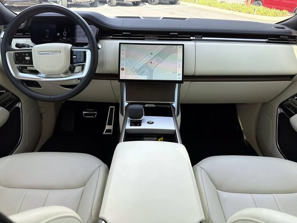 Used 2025 Land Rover Range Rover SE AWD/4WD image 13