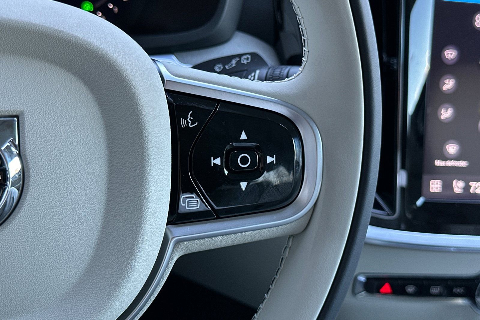 Certified 2026 Volvo V60 B5 Cross Country Plus w/ Climate Package image 29