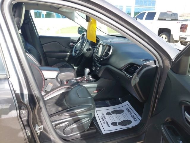 Used 2019 Jeep Cherokee Trailhawk w/ Cold Weather Group AWD/4WD image 10