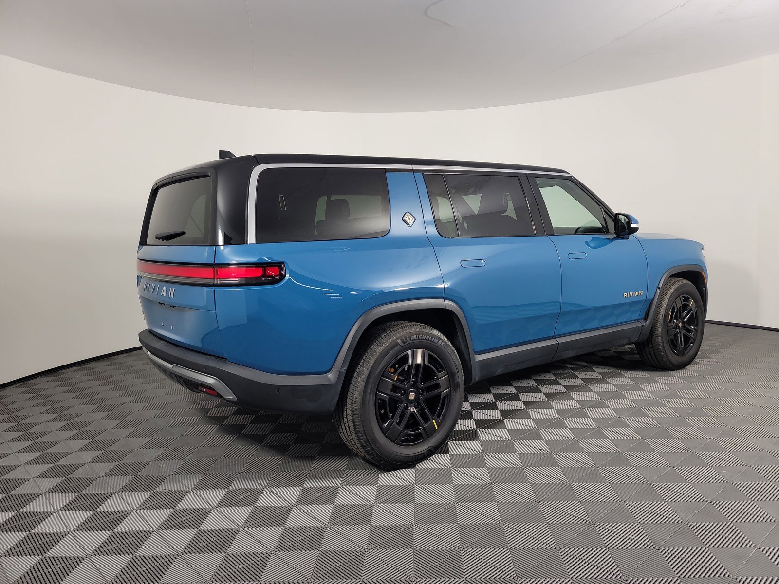 Used 2023 Rivian R1S Adventure image 5
