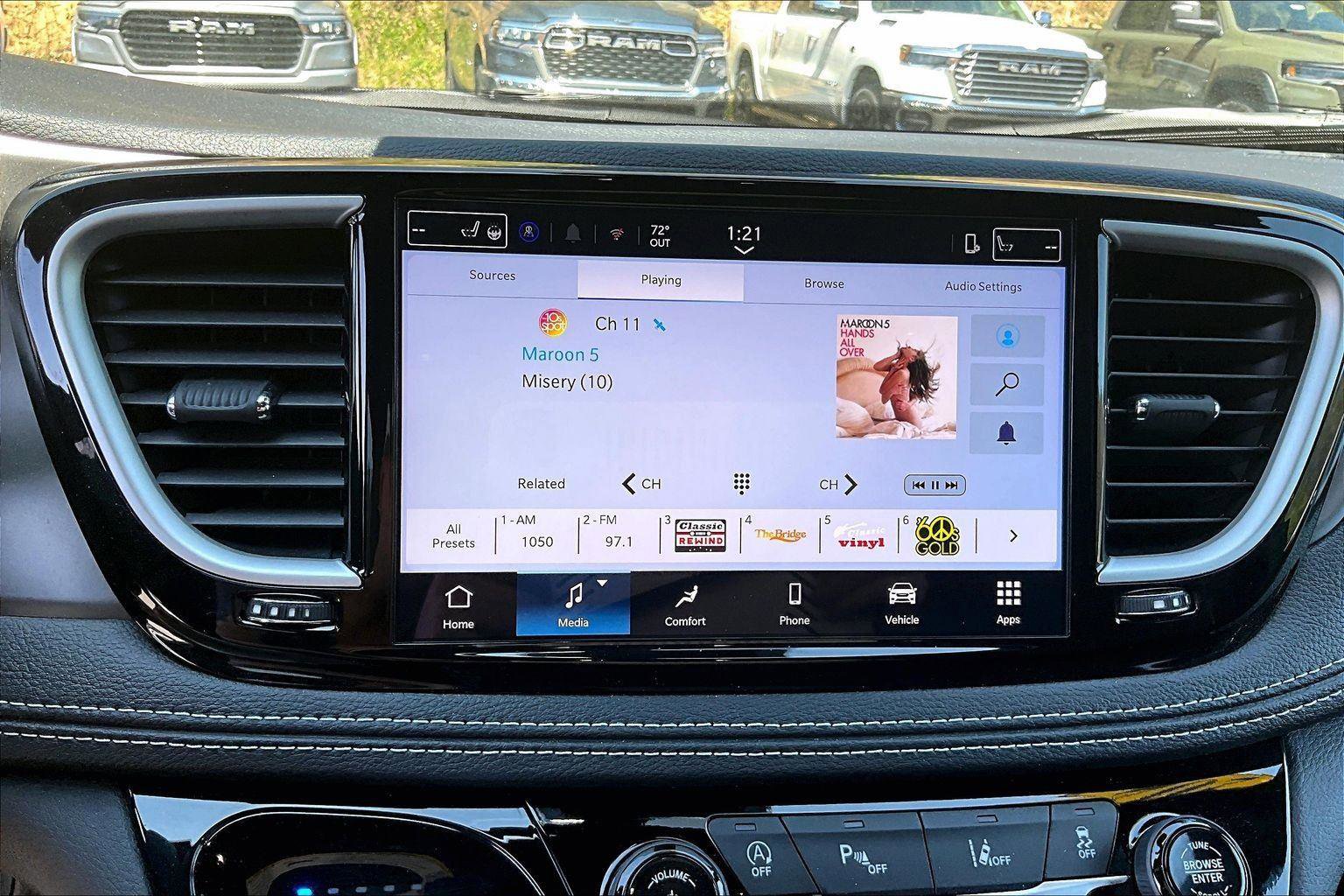 Used 2025 Chrysler Pacifica Select image 33