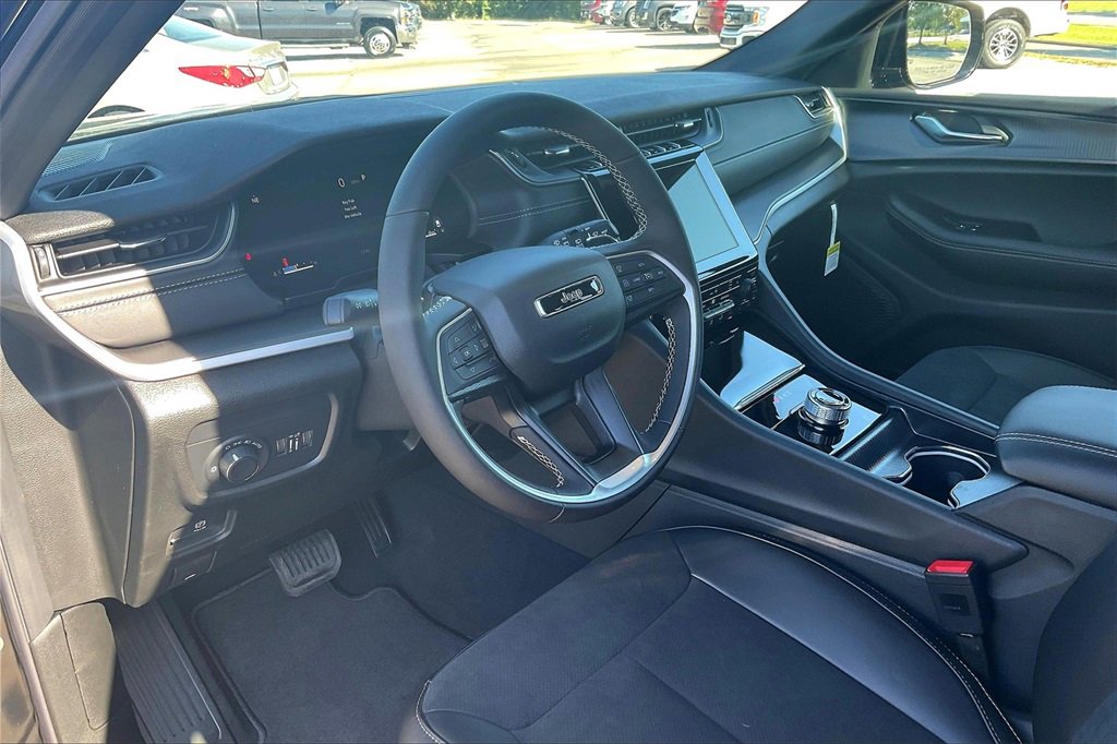 New 2025 Jeep Grand Cherokee Altitude image 6