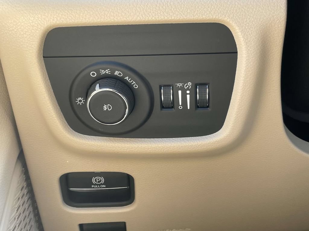 Certified 2025 Jeep Grand Cherokee Limited w/ Luxury Tech Group II AWD/4WD image 30