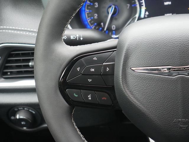 Used 2025 Chrysler Pacifica Limited w/ Trailer Tow Group FWD image 18