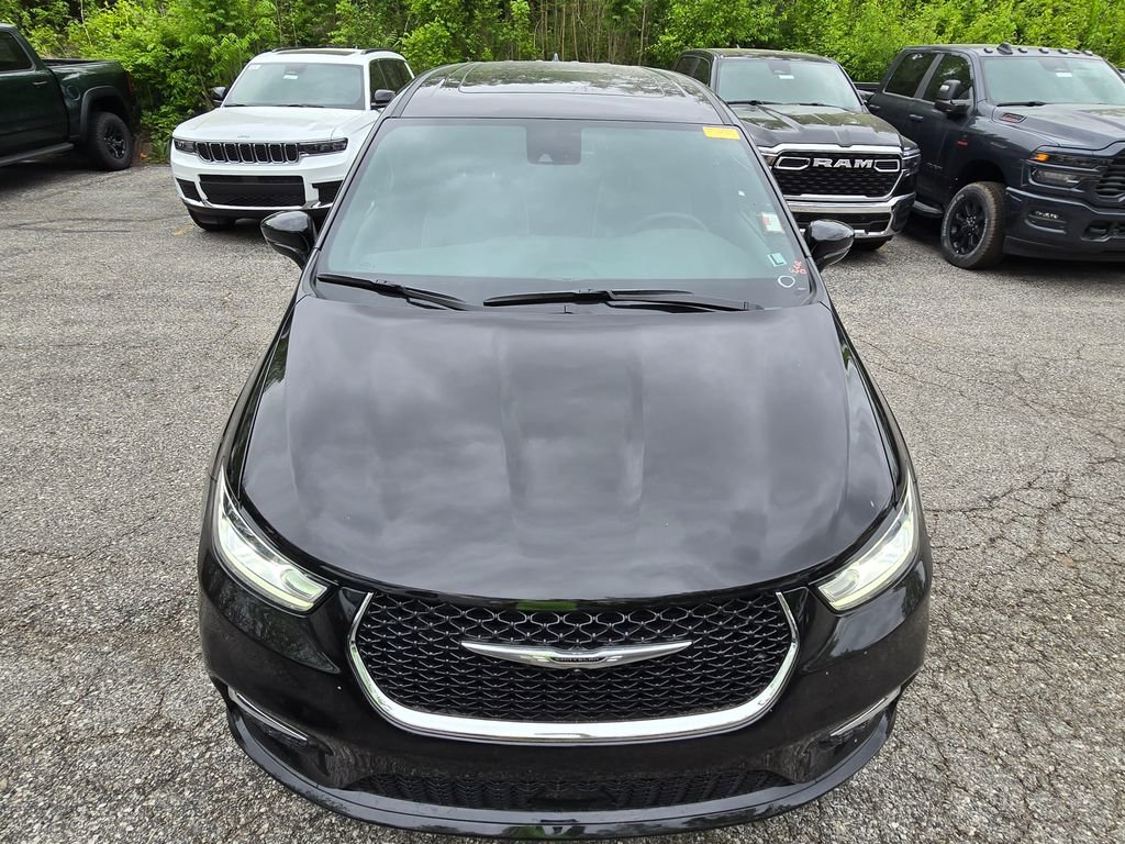 Used 2026 Chrysler Pacifica Limited FWD image 13