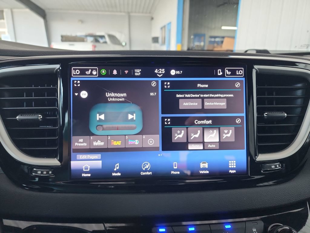 Used 2025 Chrysler Pacifica Select FWD image 27