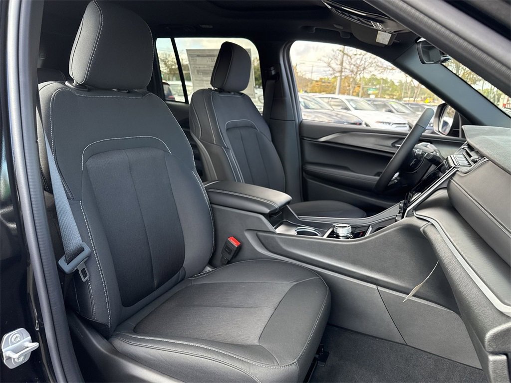 New 2025 Jeep Grand Cherokee Laredo X w/ Luxury Tech Group I image 28