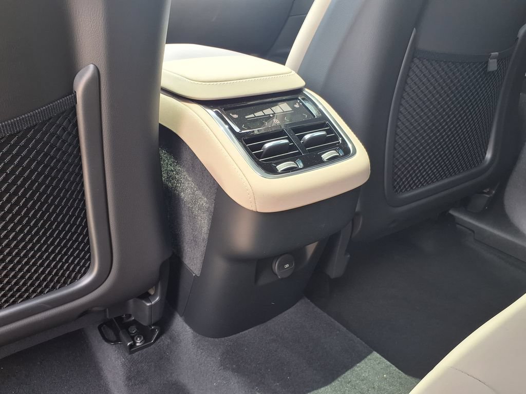 New 2026 Volvo XC90 B5 Plus w/ Protection Package Premier AWD/4WD image 18