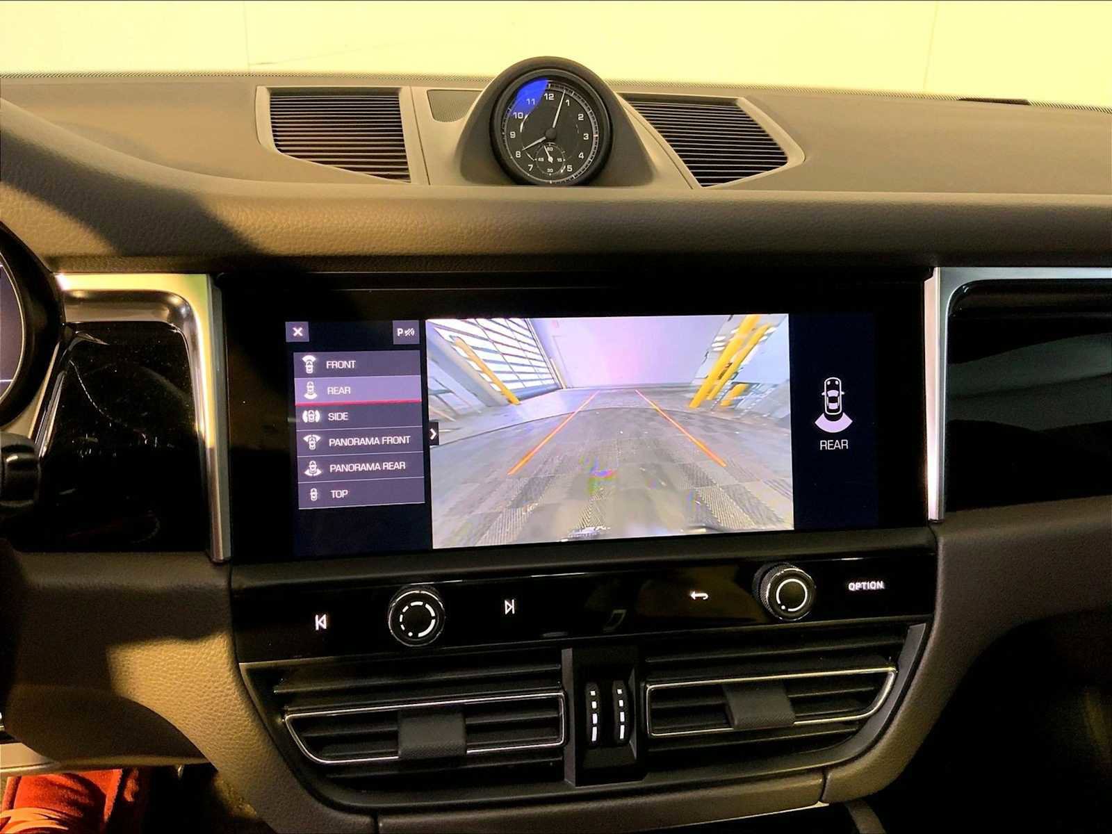 Certified 2023 Porsche Macan image 31