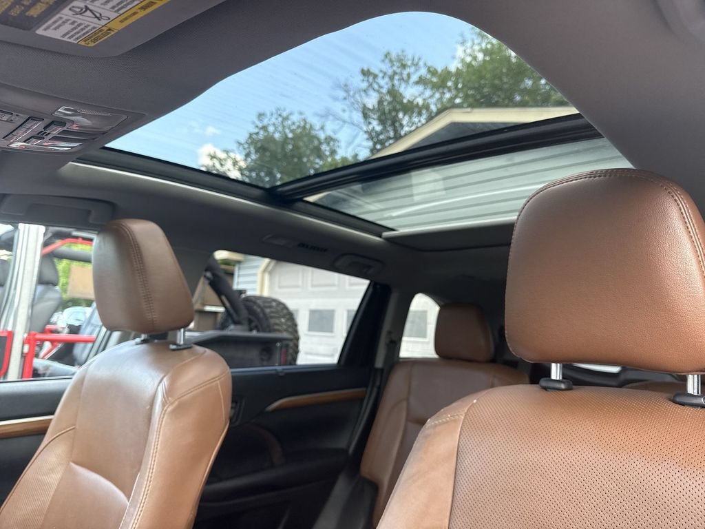Used 2019 Toyota Highlander Limited Platinum AWD/4WD image 16