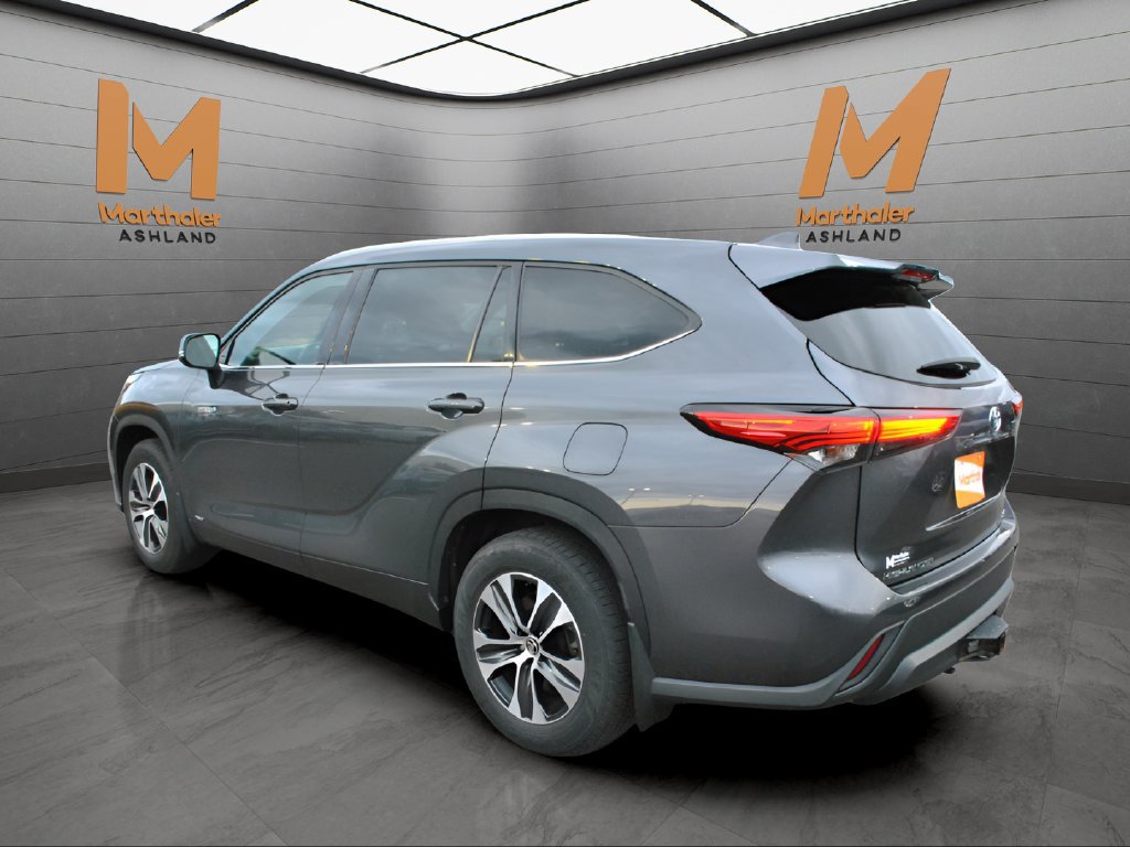 Used 2021 Toyota Highlander XLE AWD/4WD image 2