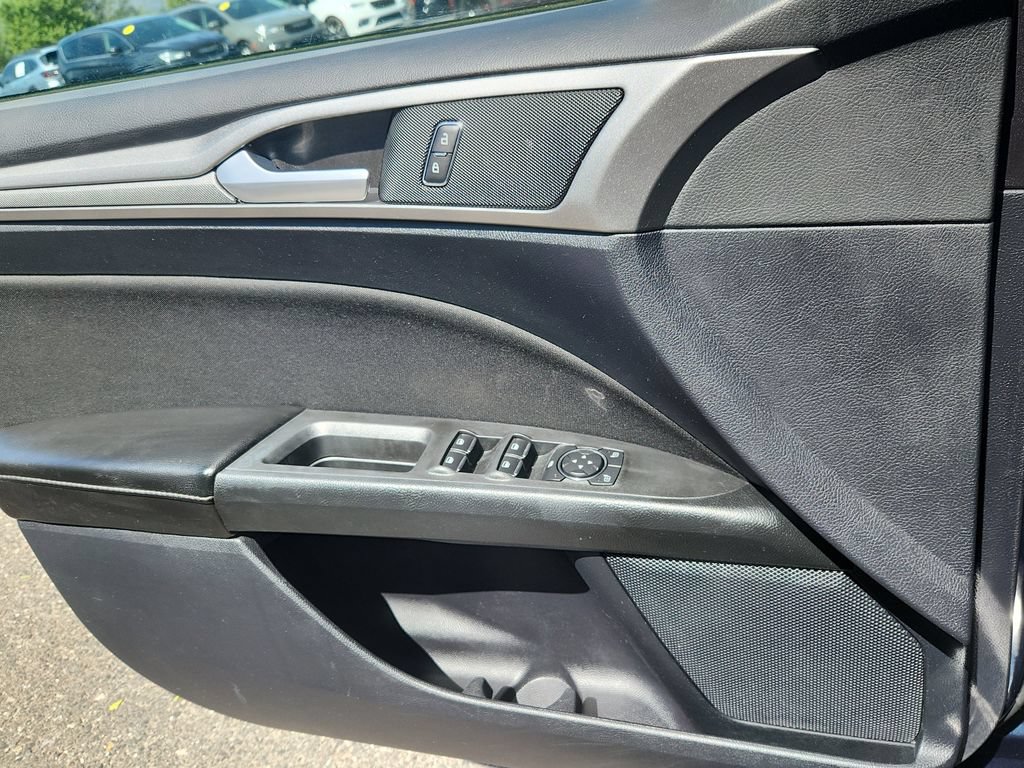 Used 2020 Ford Fusion SE FWD image 9