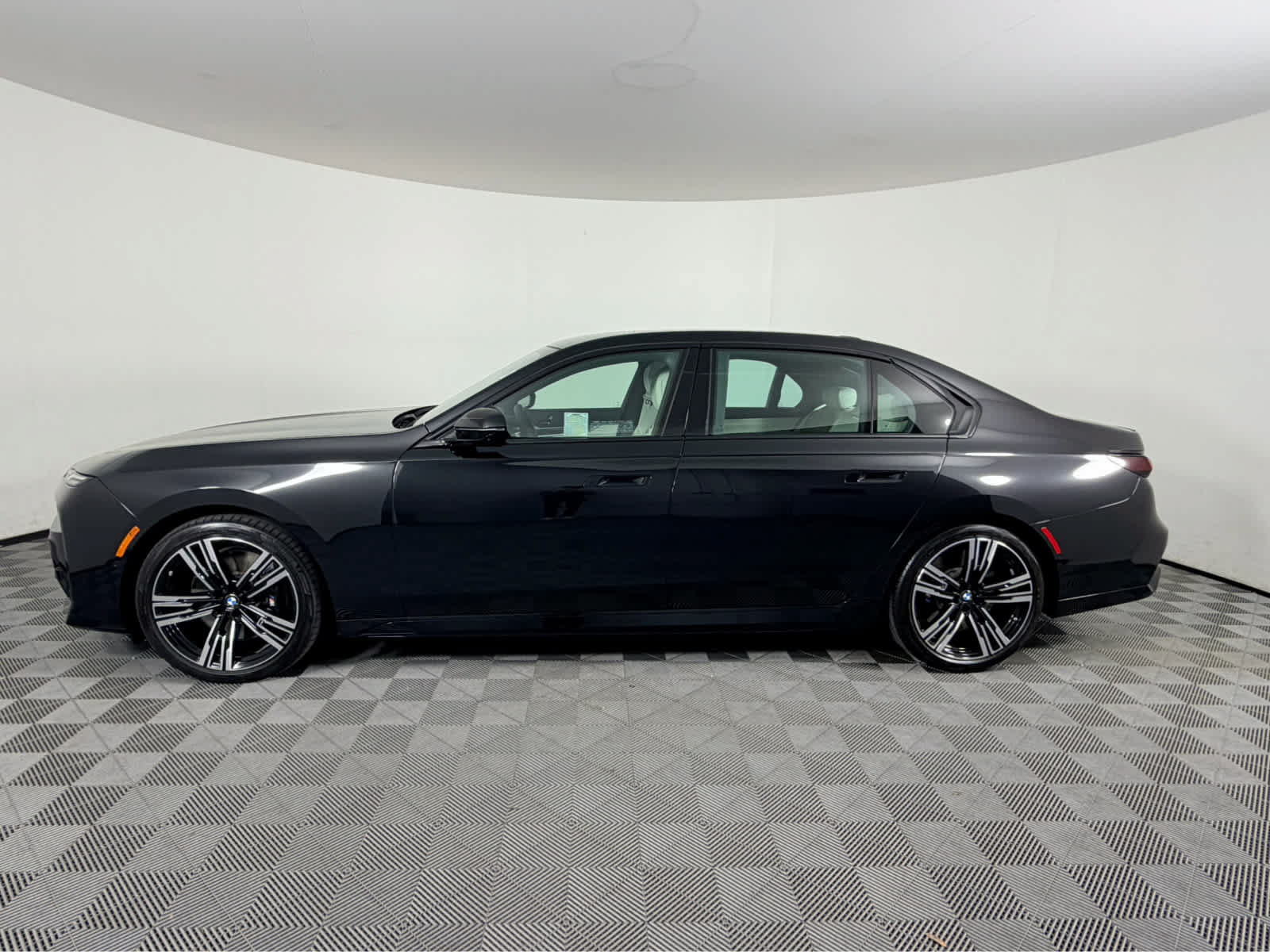 Used 2025 BMW 760i xDrive AWD/4WD image 6
