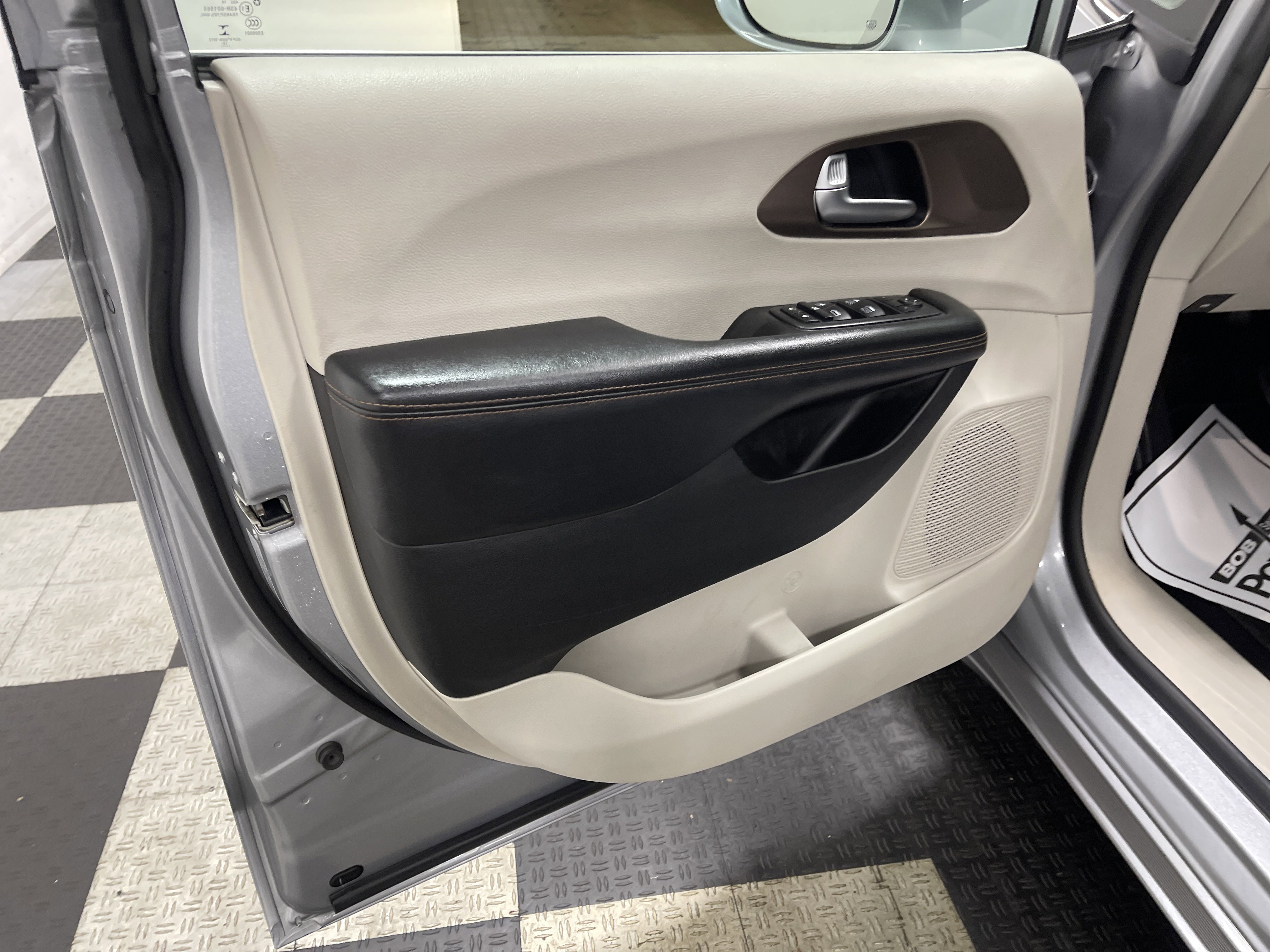 Used 2019 Chrysler Pacifica Touring Plus w/ Tire & Wheel Group image 10