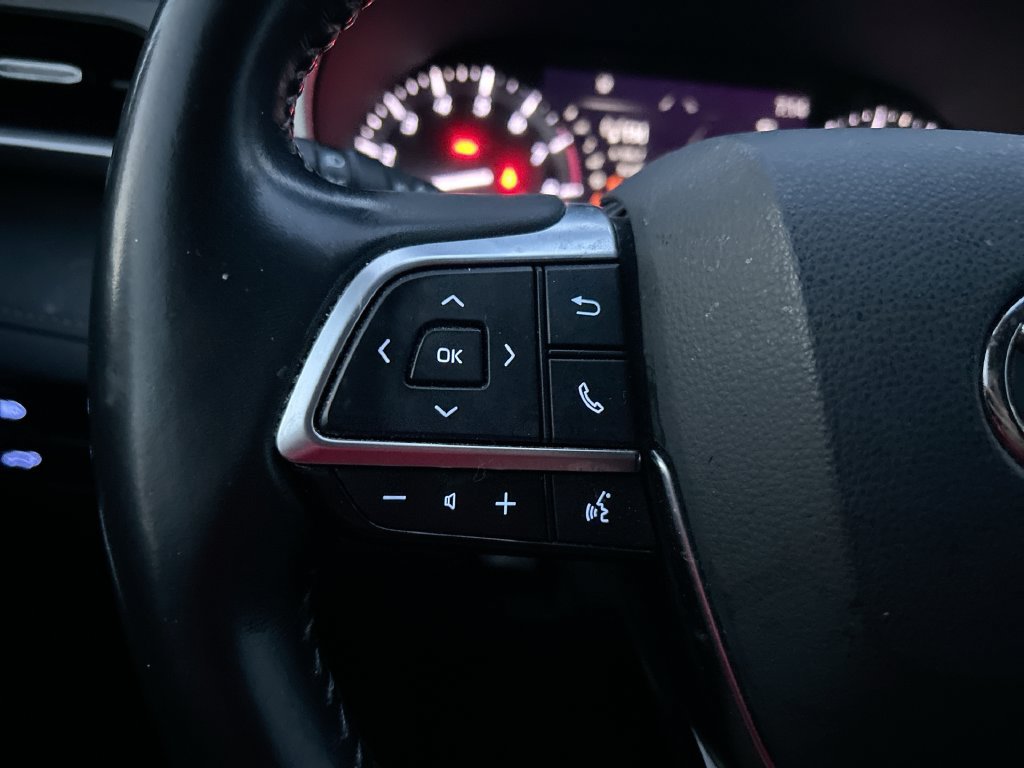 Used 2021 Toyota Highlander XLE FWD image 16