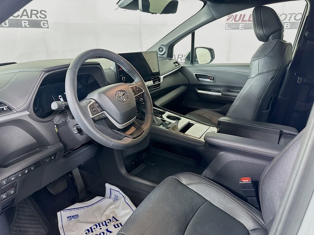 Used 2025 Toyota Sienna Platinum image 9
