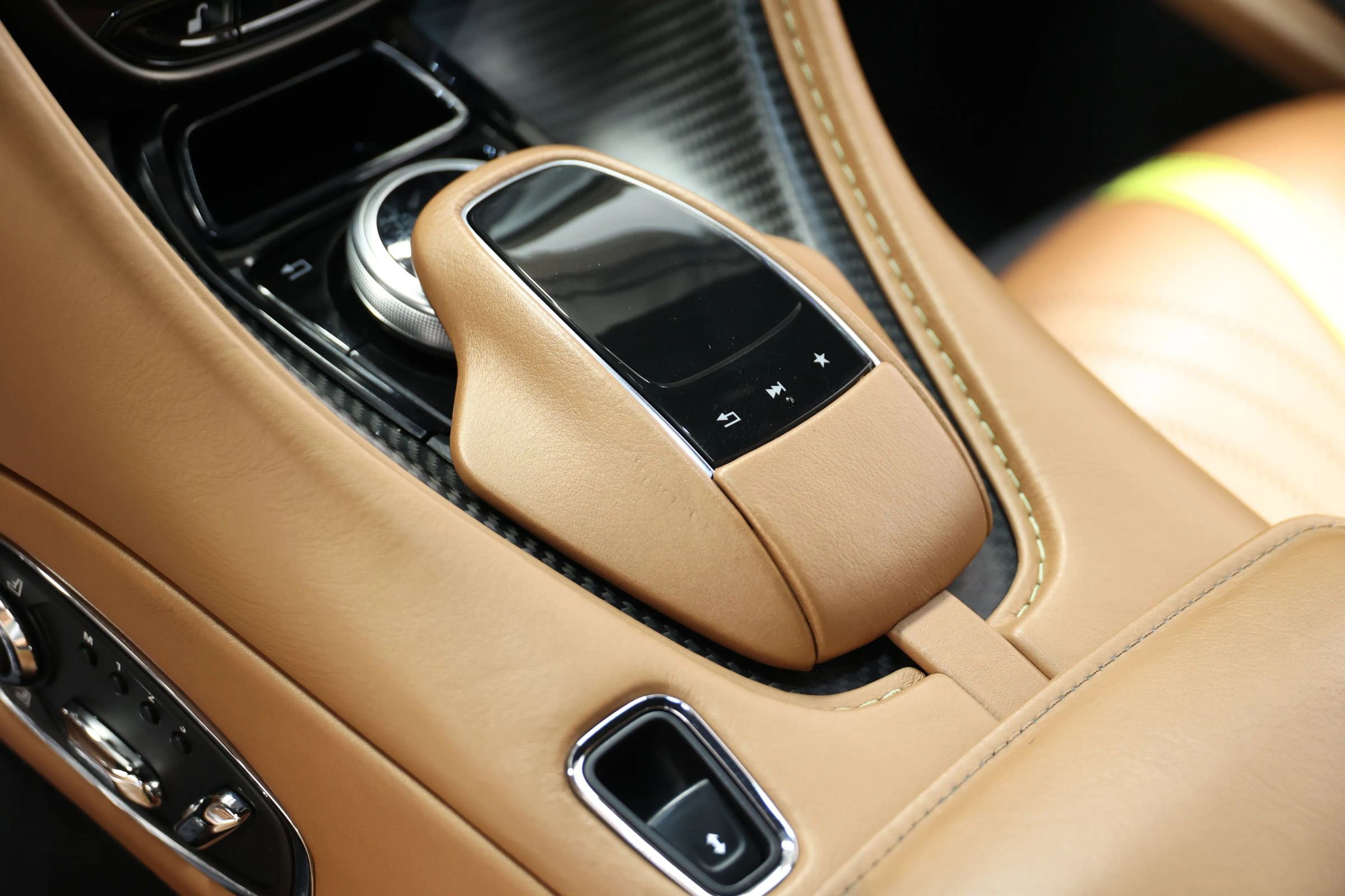 Used 2020 Aston Martin DB11 AMR image 40