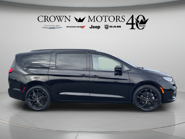 Used 2025 Chrysler Pacifica Limited AWD/4WD image 4