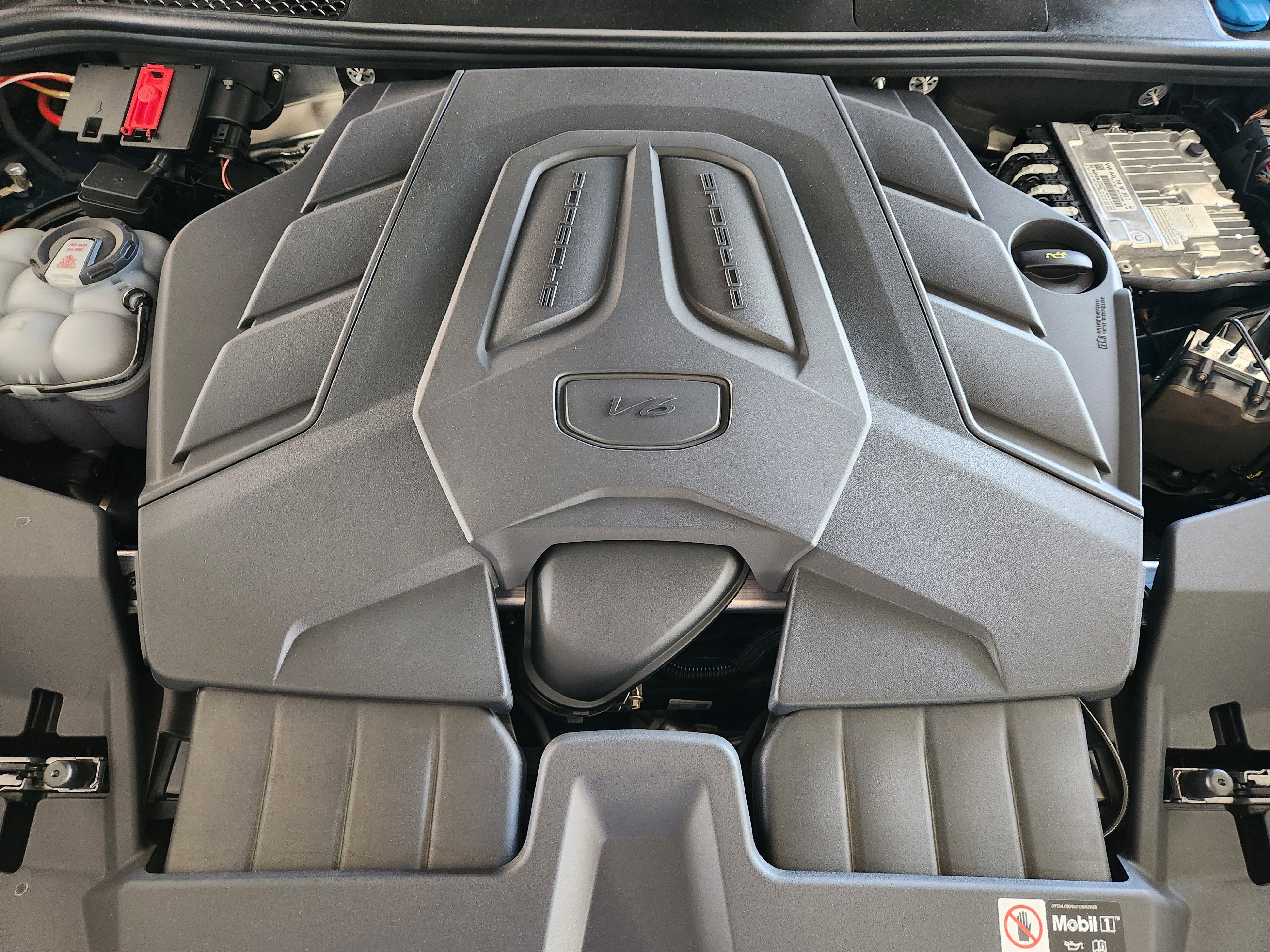 Certified 2025 Porsche Cayenne Coupe image 30