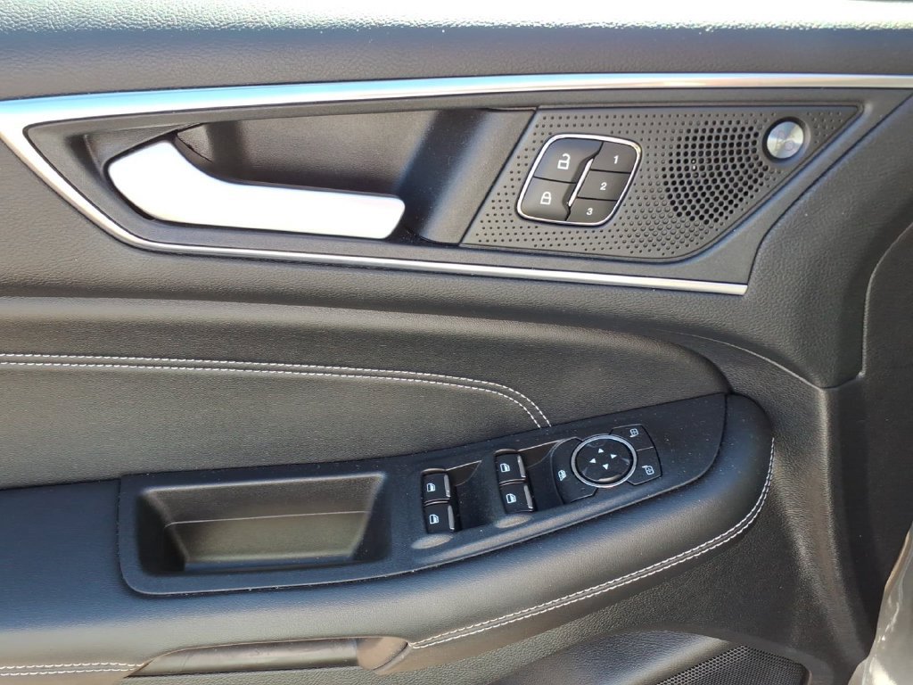 Used 2021 Ford Edge Titanium w/ Equipment Group 301A FWD image 16