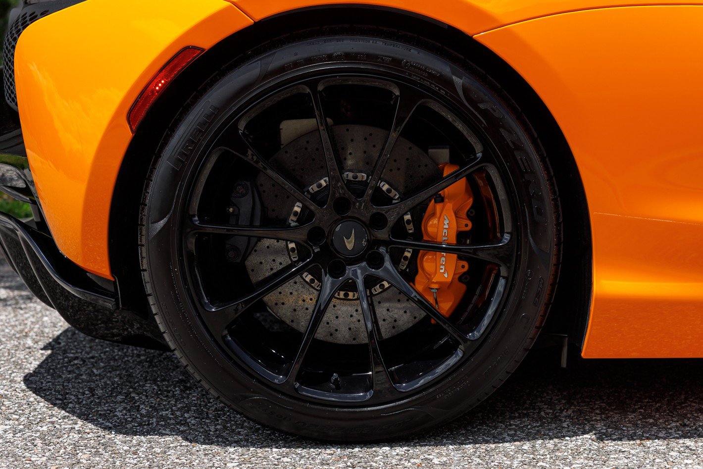 Used 2025 McLaren Artura Spider RWD image 18