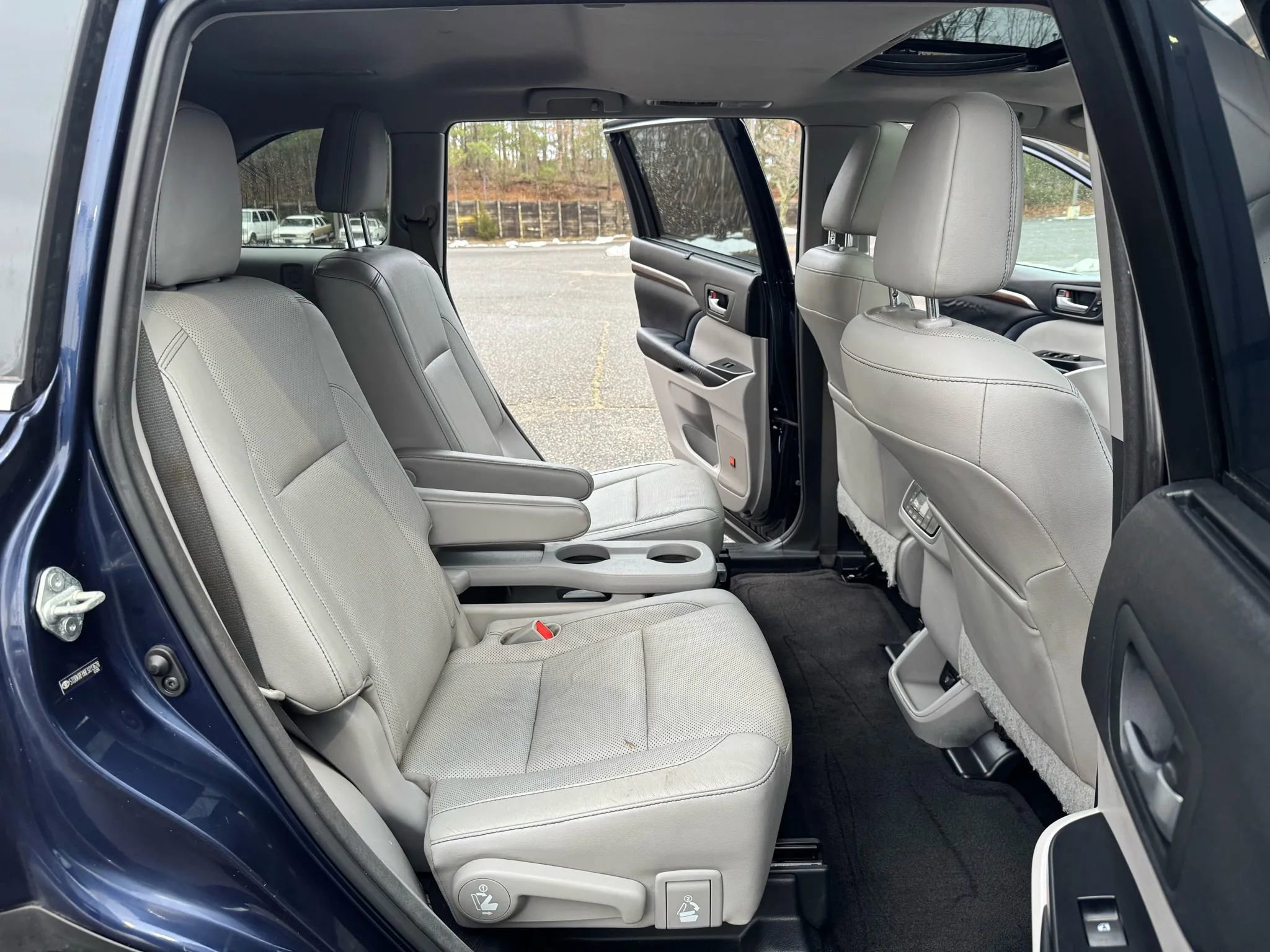 Used 2014 Toyota Highlander Limited w/ Preferred Accessory Package image 14