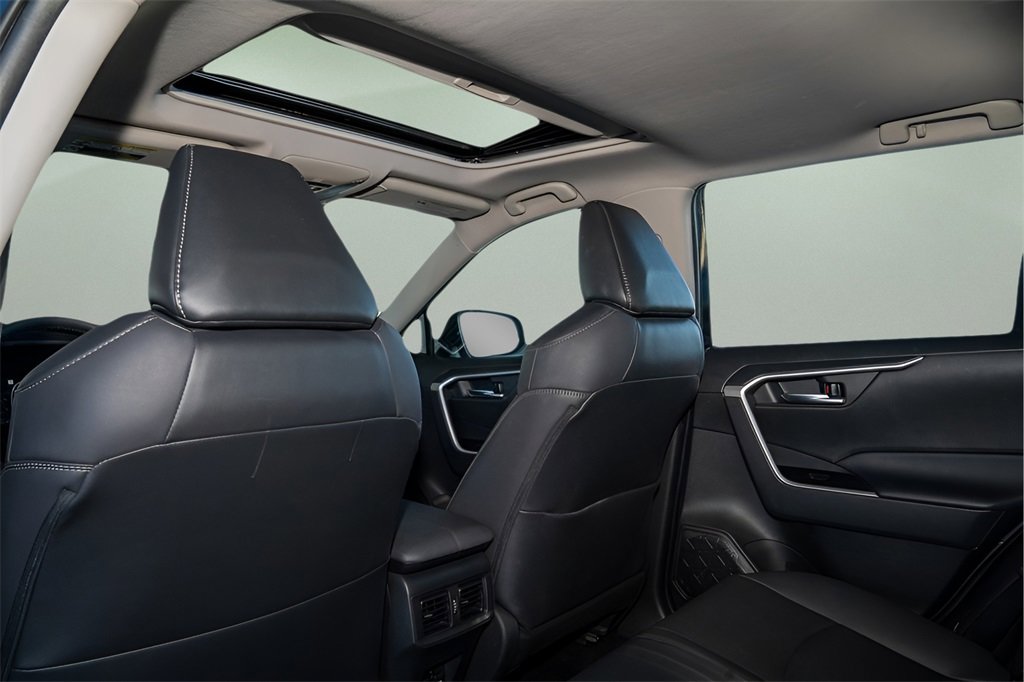 Used 2022 Toyota RAV4 XLE Premium image 18