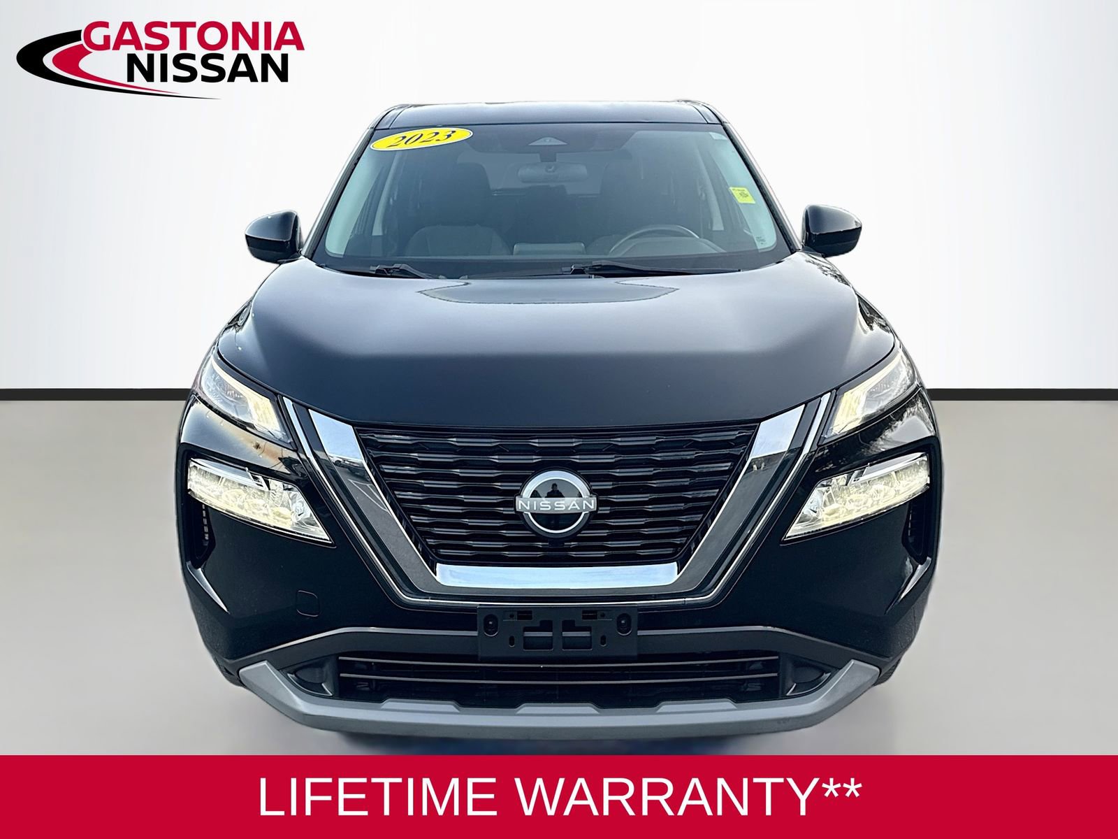 Used 2023 Nissan Rogue SV image 2