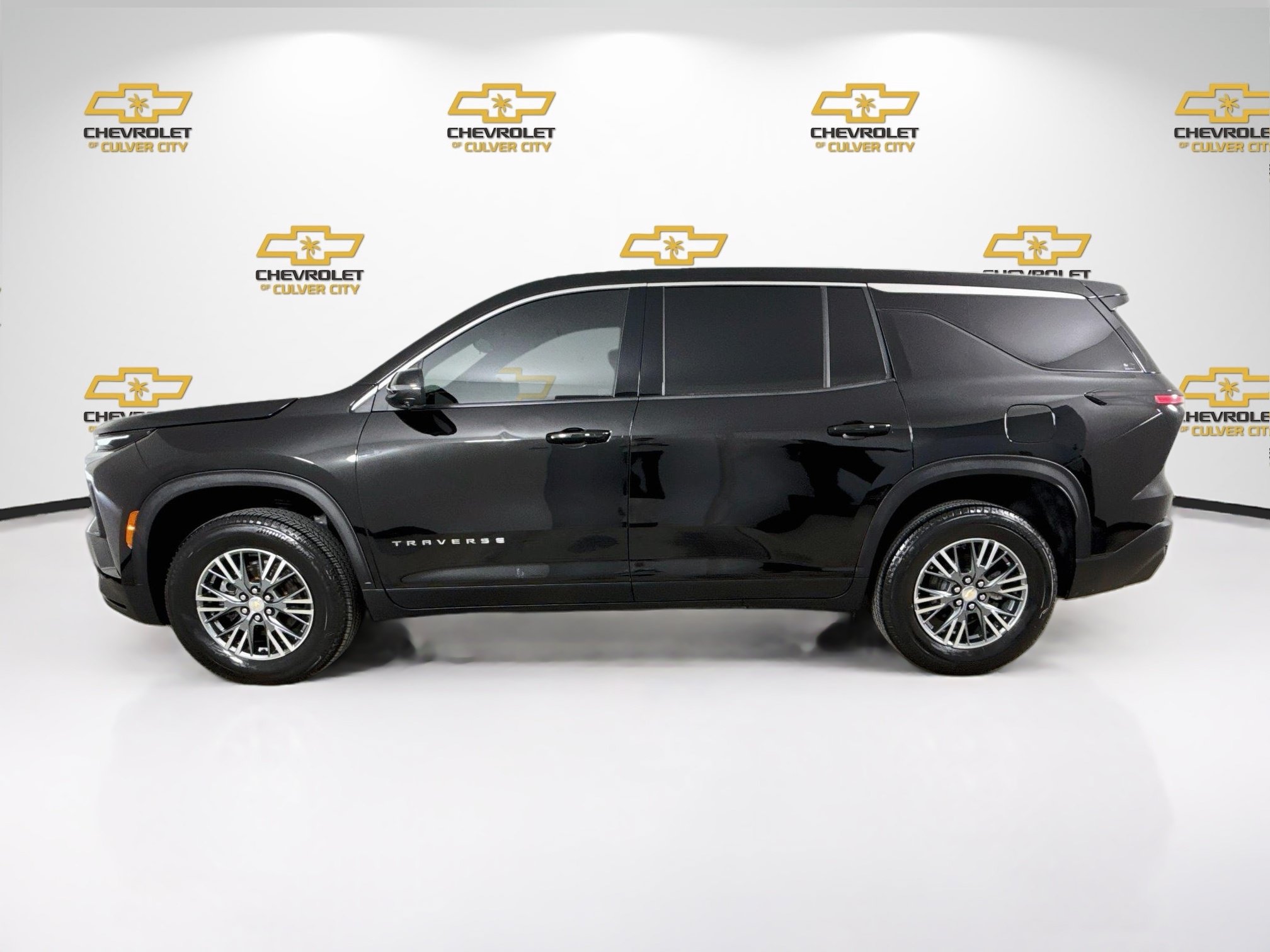 Used 2024 Chevrolet Traverse LS FWD image 5