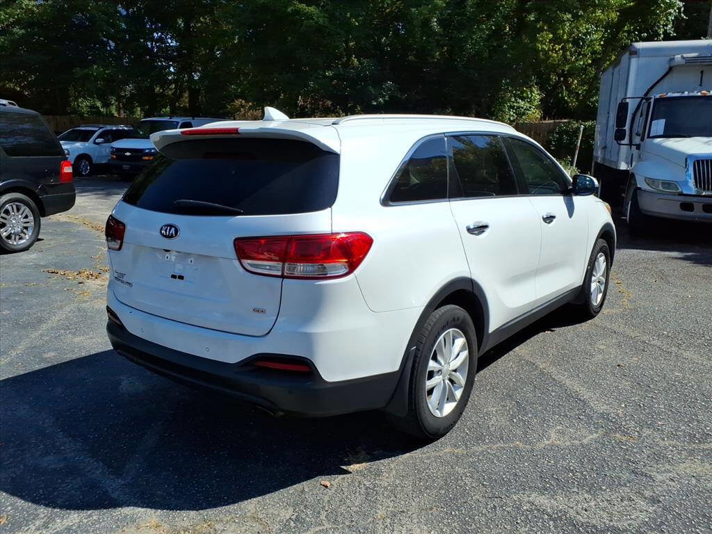Used 2017 Kia Sorento LX w/ LX Convenience Package image 3