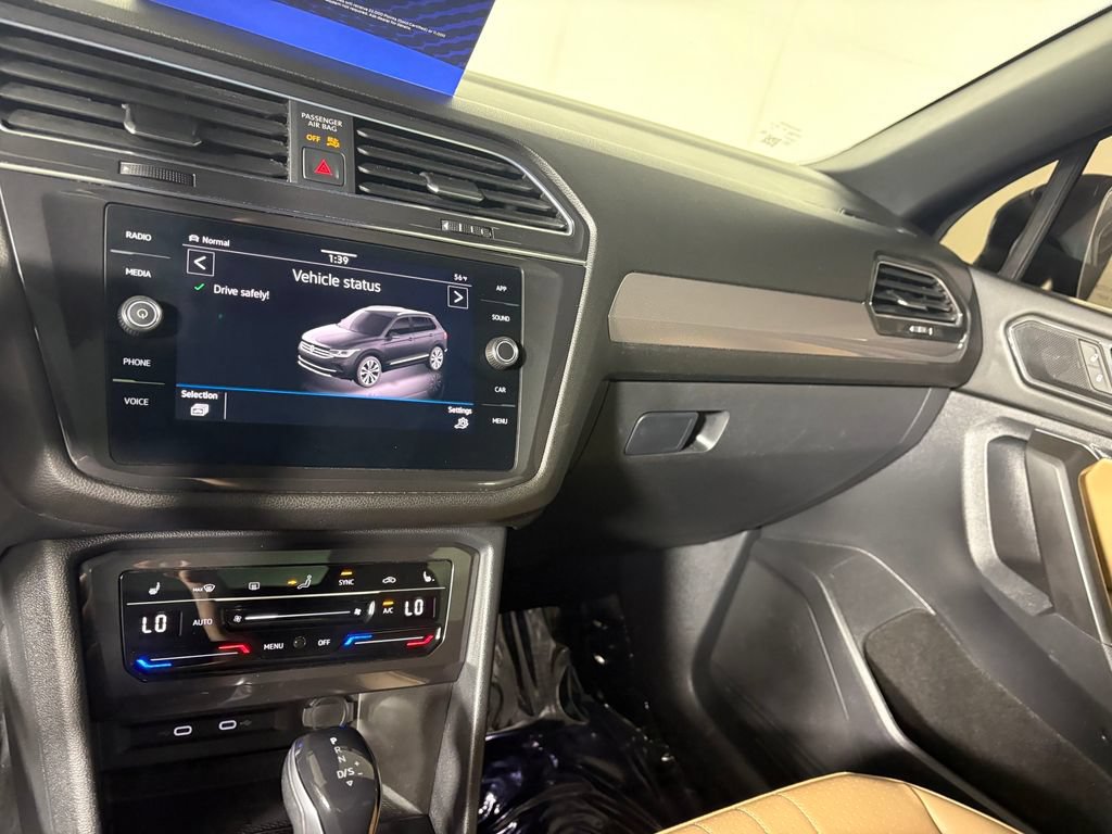 Used 2022 Volkswagen Tiguan SE w/ Panoramic Sunroof Package AWD/4WD image 18