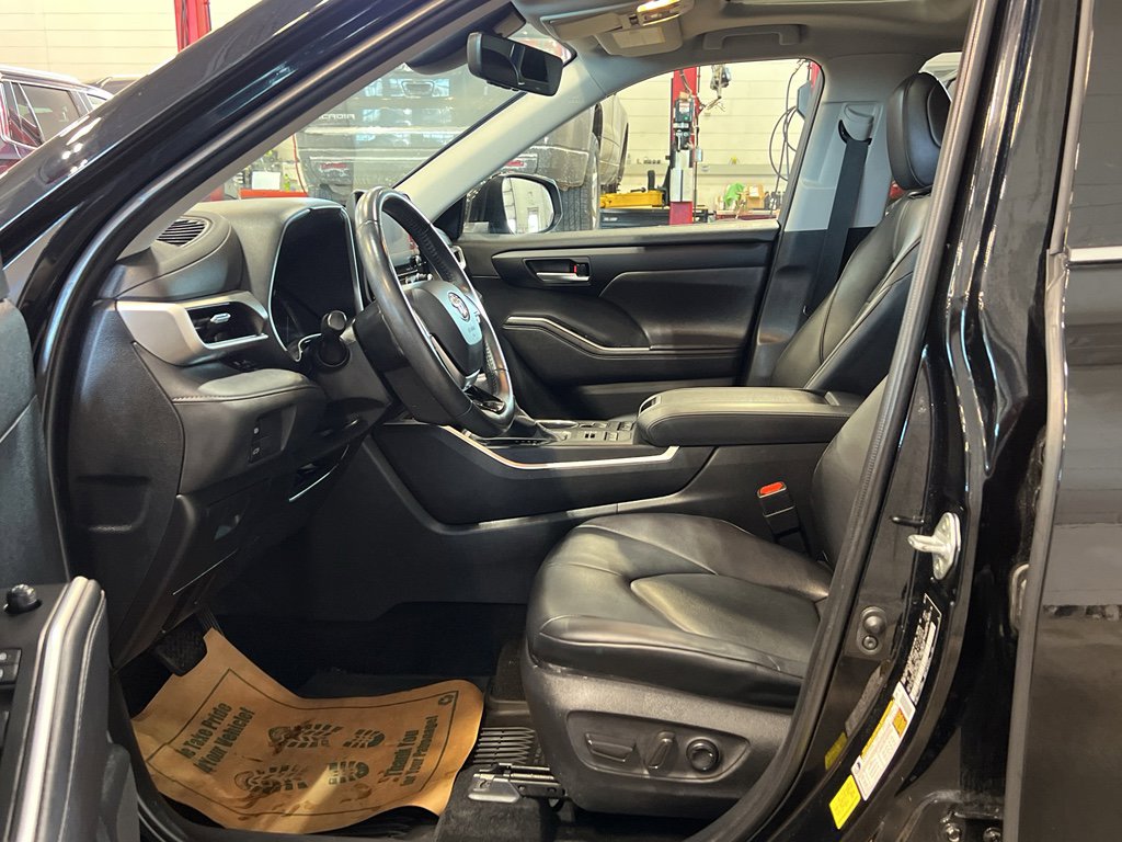 Used 2020 Toyota Highlander XLE image 12