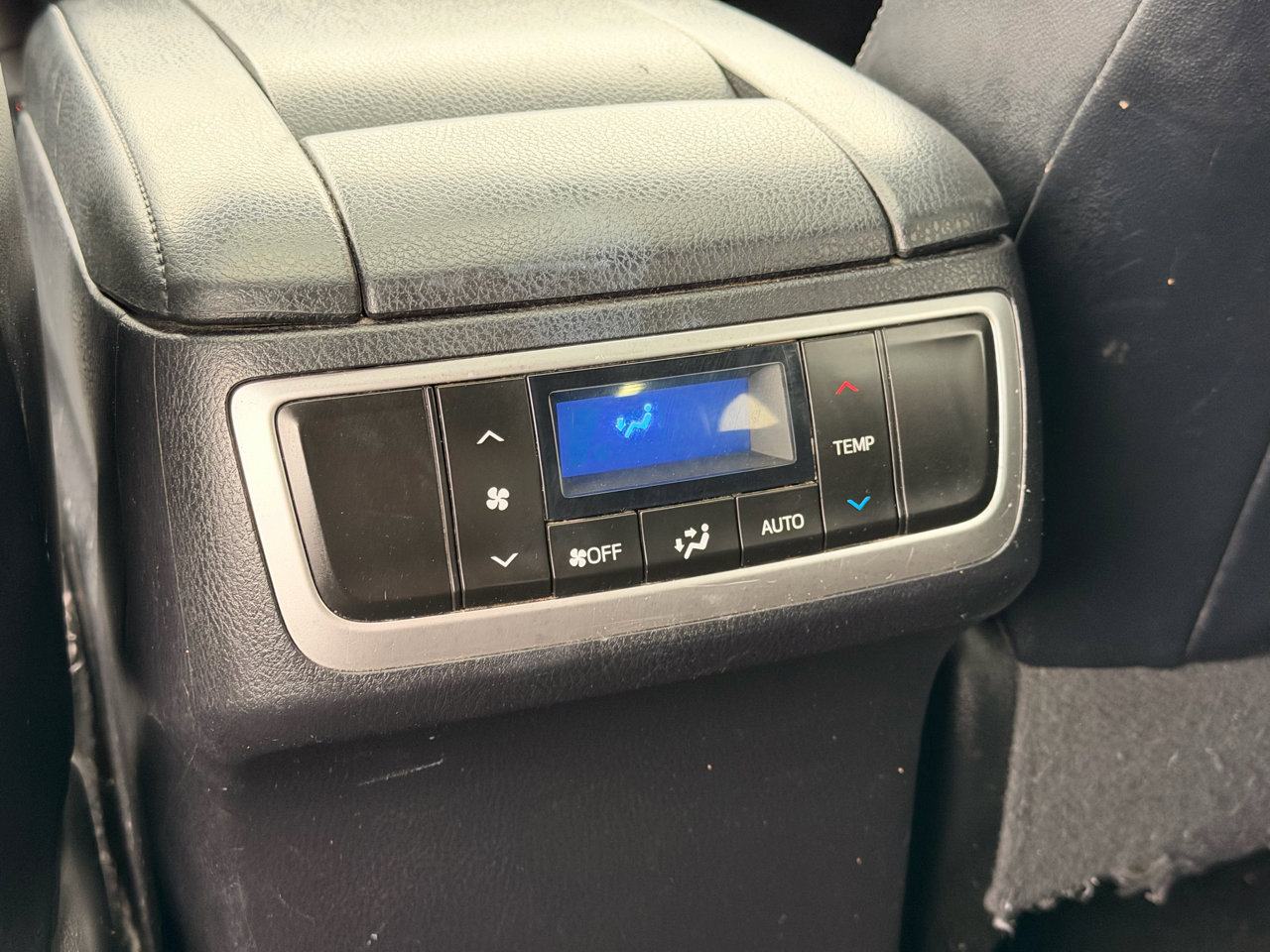 Used 2017 Toyota Highlander SE w/ Carpet Mat Package image 18